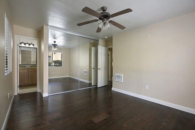 Building Photo - 9939 Azuaga St