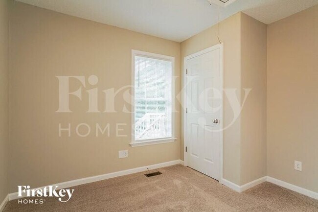 Building Photo - 1109 Grovewood Dr
