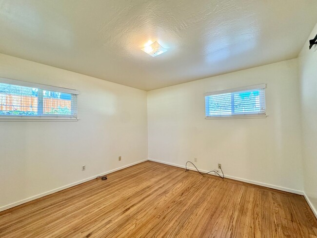 Building Photo - Spacious 3 Bedroom/2 Bath Home on Corner i...