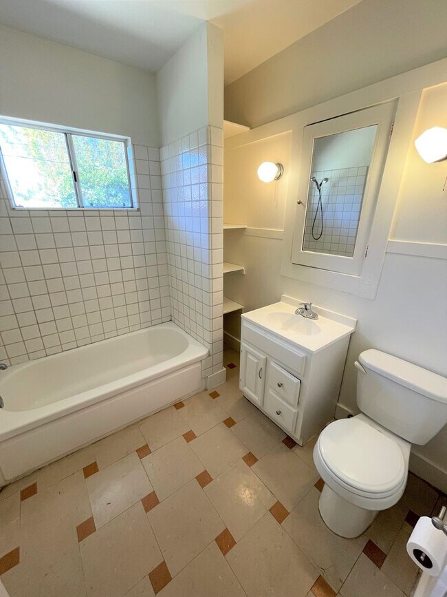 Building Photo - 1093 E Main St