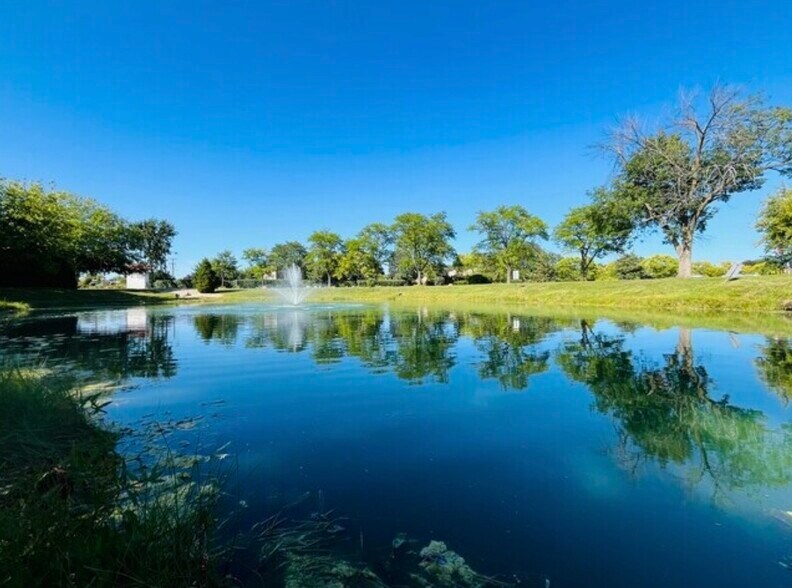 Building Photo - 450 Plum Creek Dr