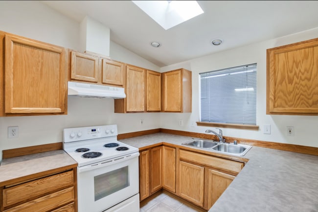 Building Photo - Spacious 3BD 2BA
