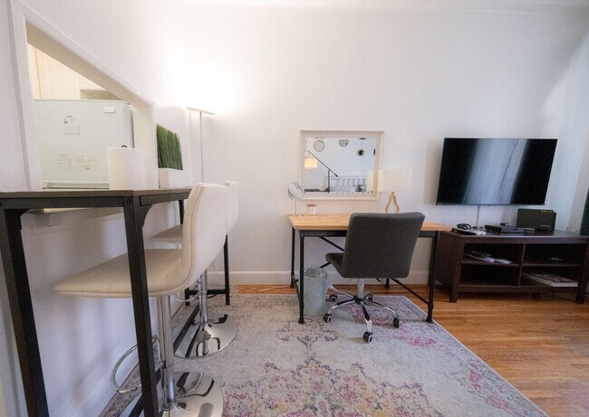 Building Photo - 1422 2nd Ave