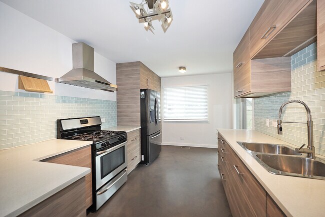 Building Photo - 48 Lambert Dr