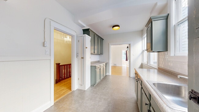 Building Photo - 285 Bartlett St