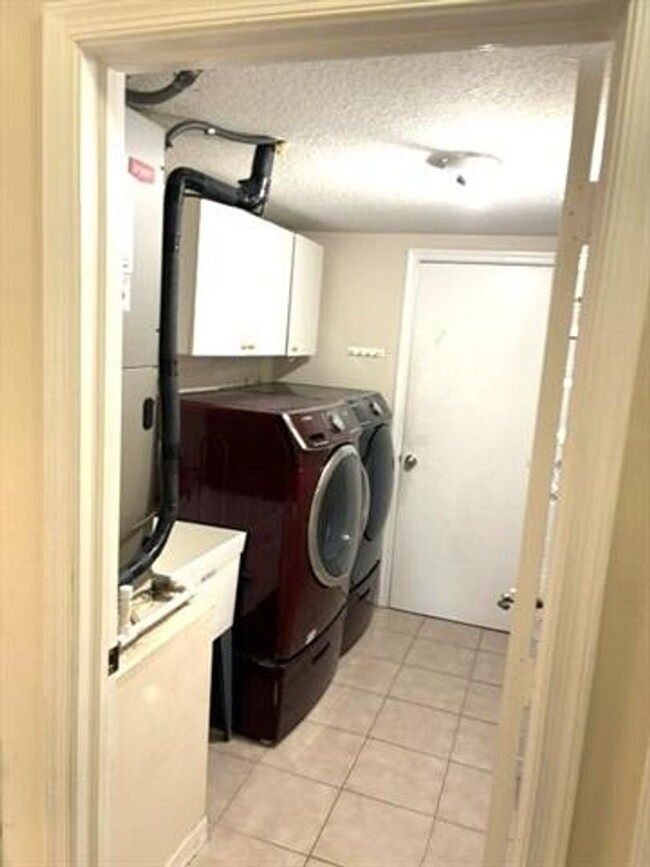 Building Photo - 2721 W Abiaca Cir
