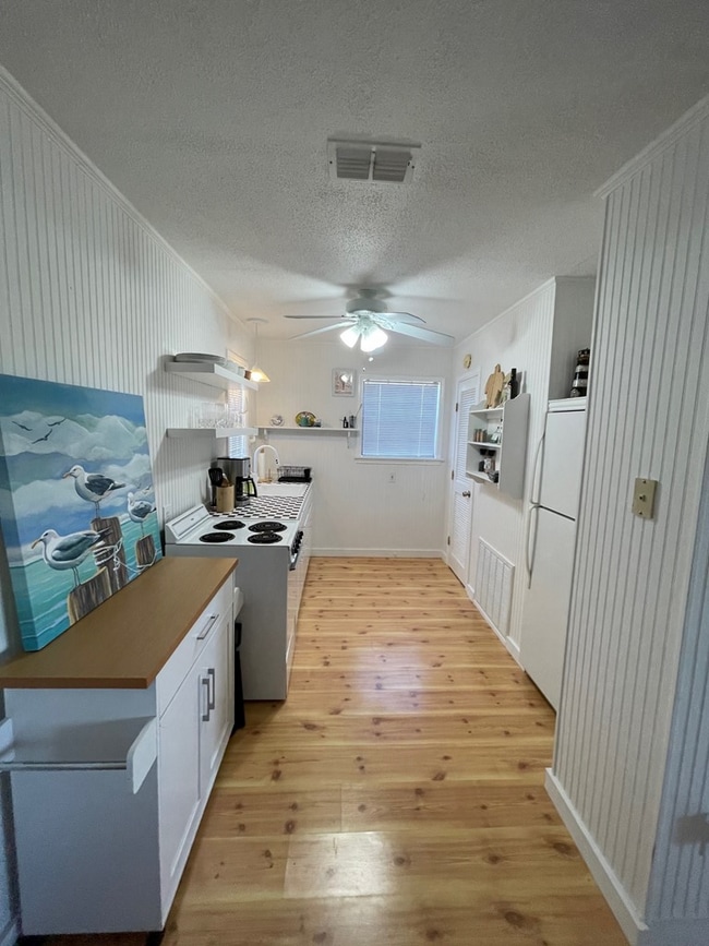 Building Photo - 117 W Davis St