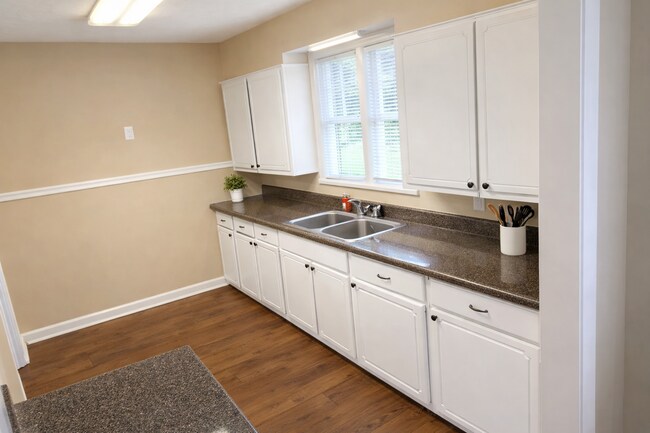 Building Photo - Large 3 Bed, 2 Bath Two-Story Home