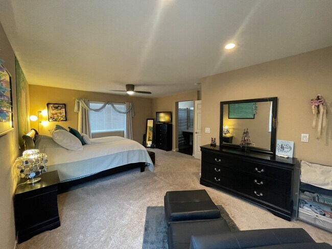 Building Photo - Spacious 2 bedroom plus a den 2 bath 2 car garage in Northwest Reno!