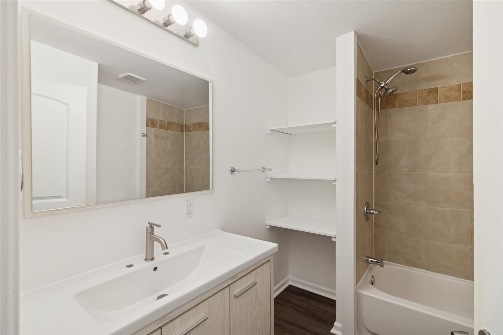 Building Photo - 671 W Clark Rd