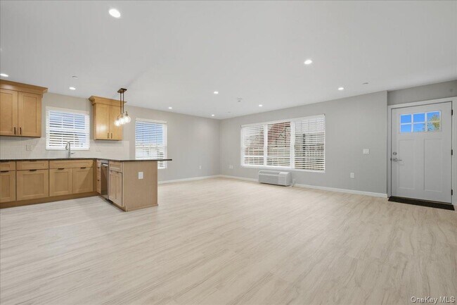 Building Photo - 71 N Main St