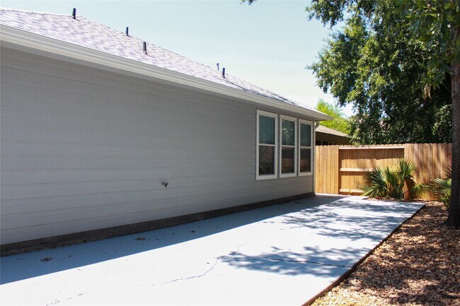 Building Photo - 16945 Scenic Knoll