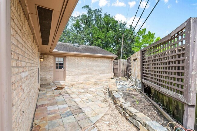 Building Photo - 3315 Crestdale Dr