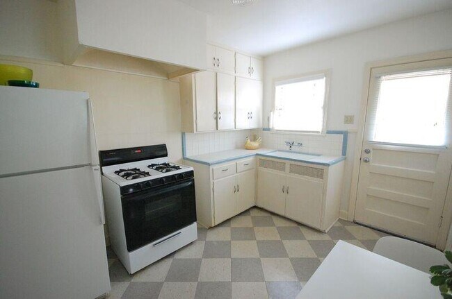 Building Photo - 407 E Annie St