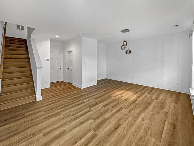 Building Photo - Breathtaking Townhome in Cosby Village!