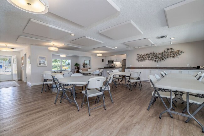 Building Photo - Intracoastal 2 bed/ 2 ba condo with lots of ammenities