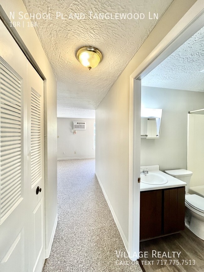 Building Photo - MOVE-IN READY! Top Floor! Roomy 1-Bed with...