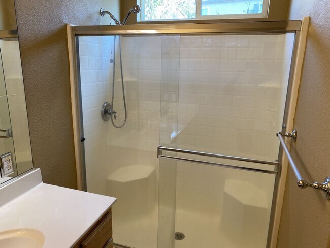 Building Photo - Newer 3 Bed, 2 Bath with HUGE Kitchen and ...