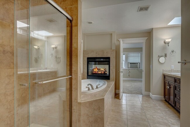 Building Photo - Beautiful Custom Craftsman style home in Kirkland