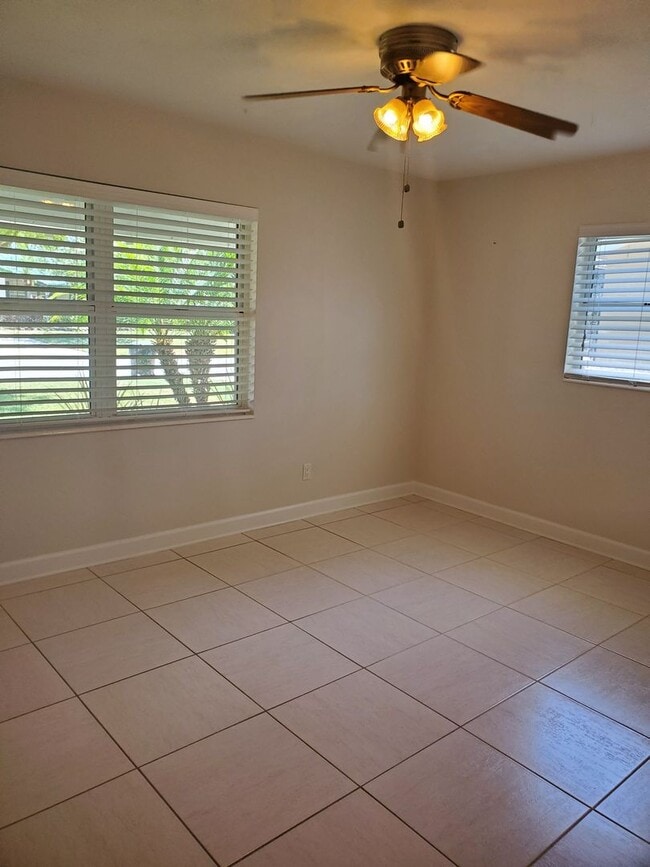 Building Photo - QUIET AND WELL MAINTAINED NEIGHBORHOOD