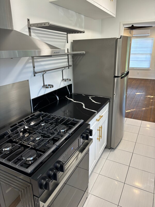 Building Photo - 458 1/2 N Orange Grove Ave