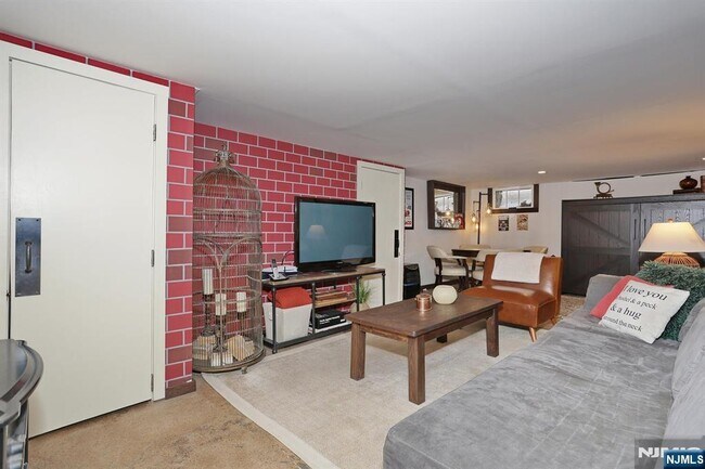 Building Photo - 2 Maysenger Rd