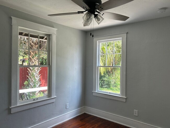 Building Photo - Cozy Newly Renovated Bungalow in Murray Hill!