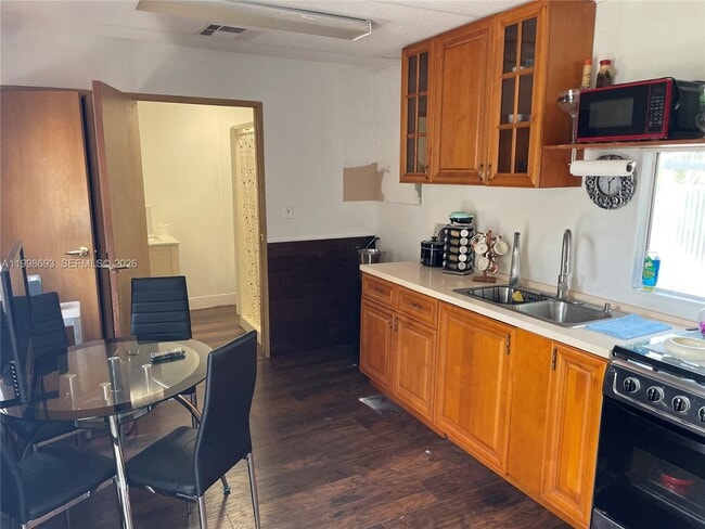 Building Photo - 551 Avenida Del Sur