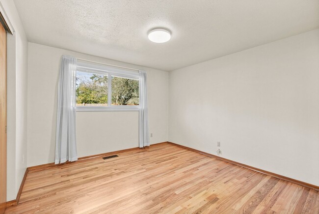 Building Photo - Charming 3-Bed Lakewood Home | Fully Updat...