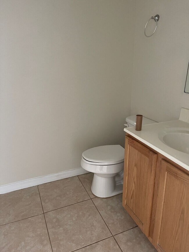Building Photo - 4 Bedroom, 2 Bathroom, 2 Car Garage Home. Move-in Ready
