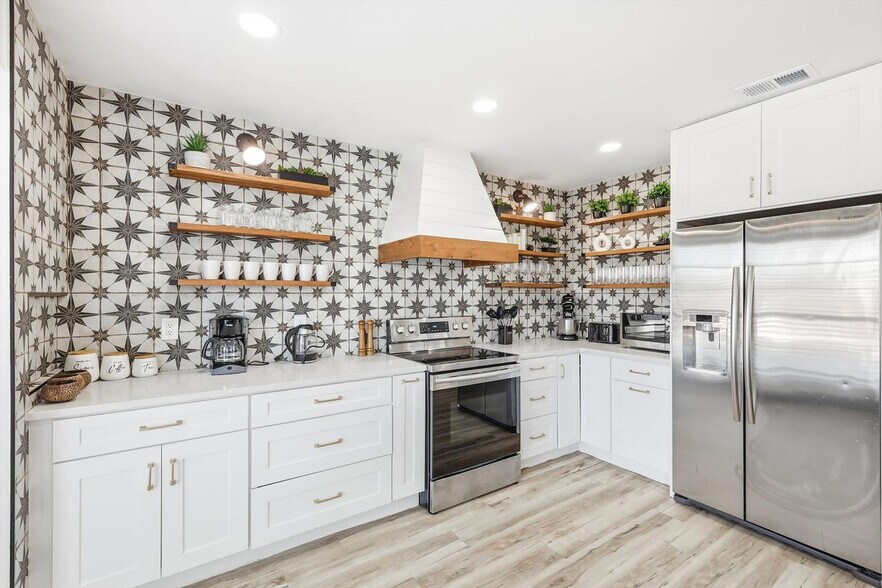 Building Photo - 6440 Knoll Ridge Dr