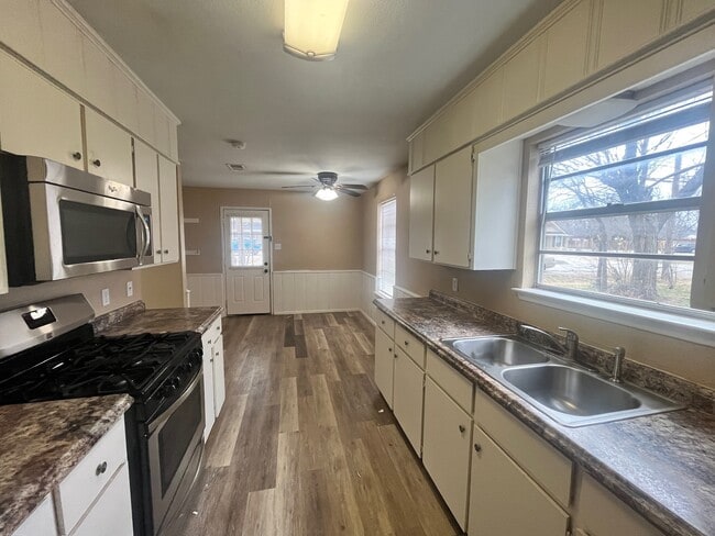 Building Photo - 119 S 5th St