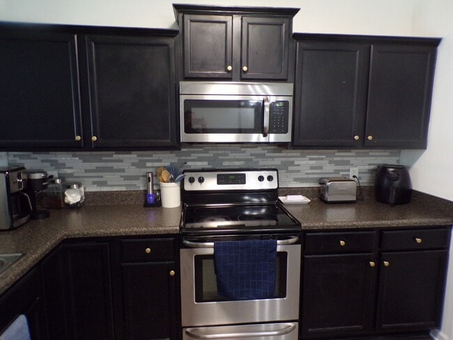 Building Photo - Two Bedroom Two and half Bathrooms Townhome!