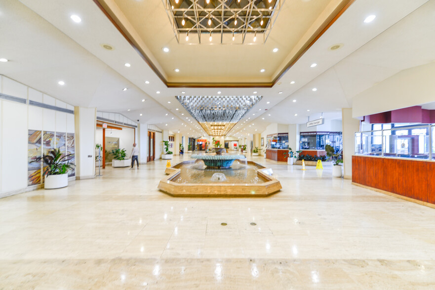 Building Photo - 905 Brickell Bay Dr
