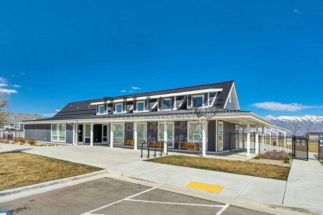 Building Photo - 880 N Herman Dr