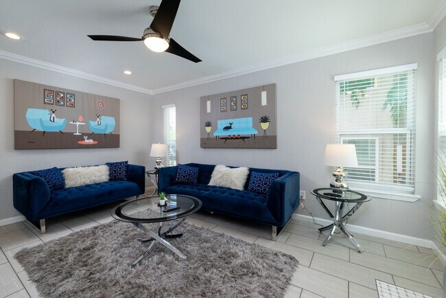 Building Photo - 2213 Park Hill Dr