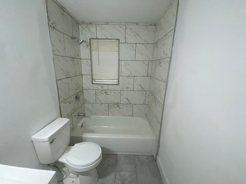 Building Photo - 806 Armory Dr