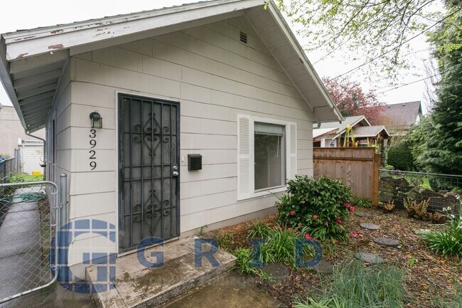 Primary Photo - Gorgeous Bungalow in Mississippi Corridor!