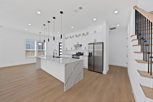 Building Photo - 302 E 7th St