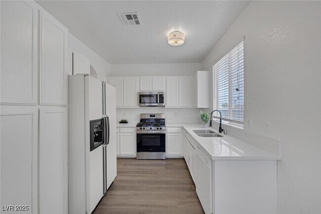 Building Photo - 6520 Lombard Dr