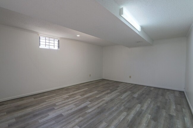 Building Photo - {8515} Walking distance to South Lake Park + 2 Car Attached Garage + Deck!