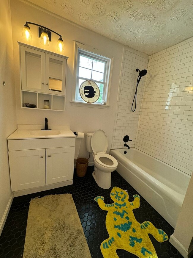 Building Photo - Updated 3bed/2bath House with Older Charm!