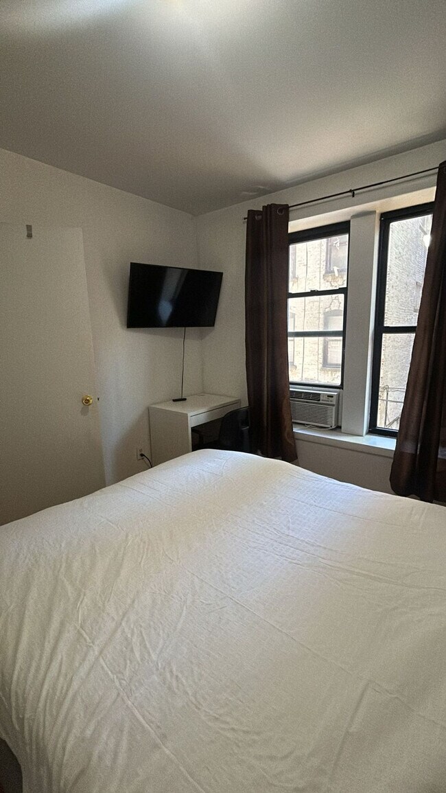 Building Photo - 312 E 93rd St