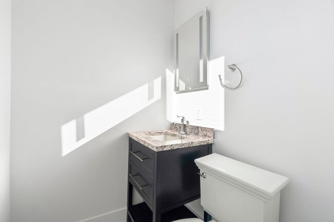 Building Photo - 54 Trumbull St