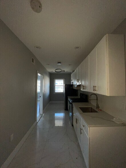 Building Photo - 483 Kennedy Blvd