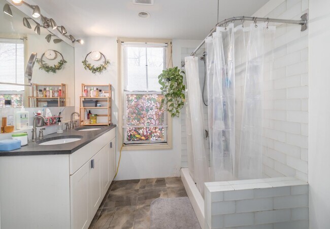 Building Photo - 225 Pine St