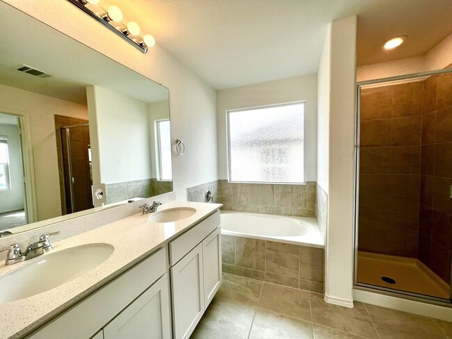 Building Photo - Beautiful 3 beds 2.5 baths in Lago Vista