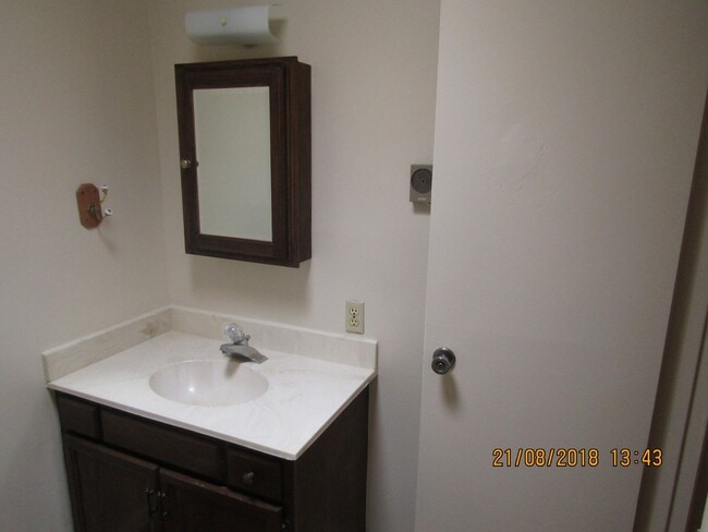 Building Photo - 2 Bedroom 2 Bath Duplex!! Taking Applicati...