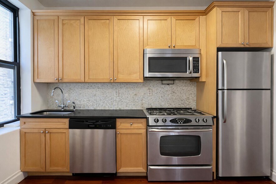 Building Photo - 605 W 137th St