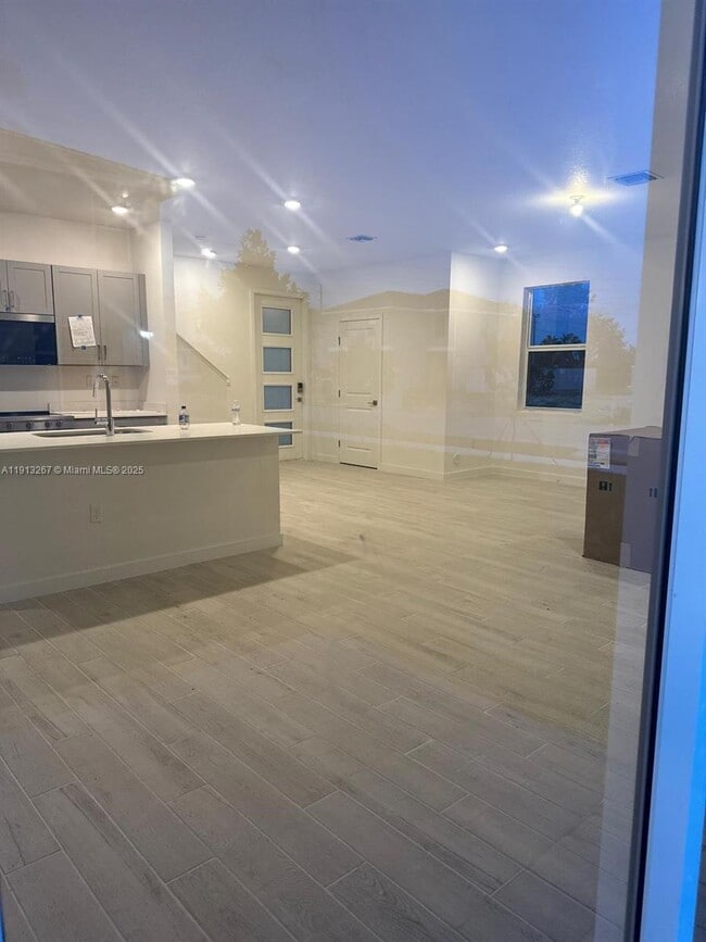 Building Photo - 1683 SE 7th Ln